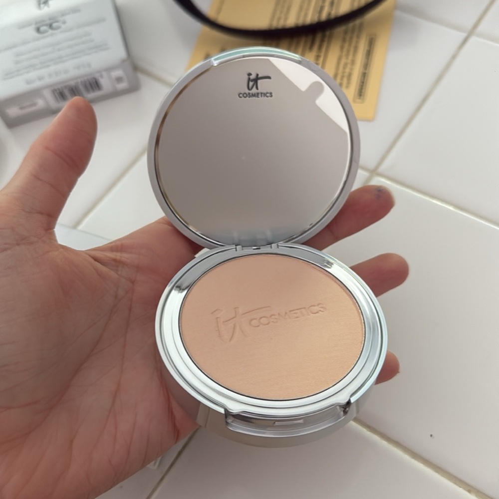 IT Cosmetics Your Skin But Better CC+ Airbrush Perfecting Powder - fair - Picture 3 of 4